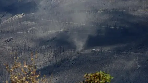 Oencia sobrevive gracias a la acción de sus vecinos mientras las llamas dejan un paisaje de dolor y destrucción en determinadas zonas; una de ellas, el cementerio