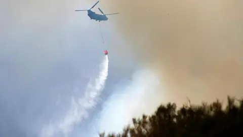 El fuego de Tierras de la Reina avanza hacia Picos y complica la extinción. Los equipos de emergencias logran acotar el avance en Boca de Huérgano y Los Espejos, aunque el incendio sigue activo y bajo vigilancia constante. Fotos: Peio García