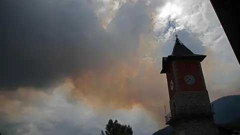 El fuego de Tierras de la Reina avanza hacia Picos y complica la extinción. Los equipos de emergencias logran acotar el avance en Boca de Huérgano y Los Espejos, aunque el incendio sigue activo y bajo vigilancia constante. Fotos: Peio García