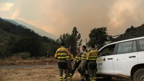 El fuego de Tierras de la Reina avanza hacia Picos y complica la extinción. Los equipos de emergencias logran acotar el avance en Boca de Huérgano y Los Espejos, aunque el incendio sigue activo y bajo vigilancia constante. Fotos: Peio García
