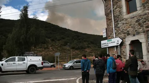 El fuego de Tierras de la Reina avanza hacia Picos y complica la extinción. Los equipos de emergencias logran acotar el avance en Boca de Huérgano y Los Espejos, aunque el incendio sigue activo y bajo vigilancia constante. Fotos: Peio García