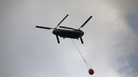 El fuego de Tierras de la Reina avanza hacia Picos y complica la extinción. Los equipos de emergencias logran acotar el avance en Boca de Huérgano y Los Espejos, aunque el incendio sigue activo y bajo vigilancia constante. Fotos: Peio García