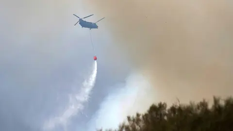 El fuego de Tierras de la Reina avanza hacia Picos y complica la extinción. Los equipos de emergencias logran acotar el avance en Boca de Huérgano y Los Espejos, aunque el incendio sigue activo y bajo vigilancia constante. Fotos: Peio García