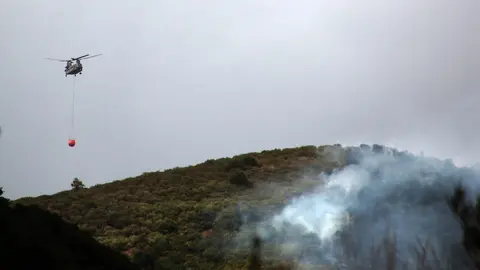 El fuego de Tierras de la Reina avanza hacia Picos y complica la extinción. Los equipos de emergencias logran acotar el avance en Boca de Huérgano y Los Espejos, aunque el incendio sigue activo y bajo vigilancia constante. Fotos: Peio García