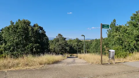 Prometió 3.650 viviendas, zonas verdes y todos los servicios en Garrafe de Torío; la crisis de 2008 hundió el proyecto y hoy solo sobreviven poco más de un centenar de viviendas individuales, pequeños bloques de pisos, un mirador y las ruinas de un proyecto que aspiraba a transformar el alfoz