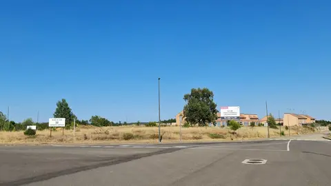 Prometió 3.650 viviendas, zonas verdes y todos los servicios en Garrafe de Torío; la crisis de 2008 hundió el proyecto y hoy solo sobreviven poco más de un centenar de viviendas individuales, pequeños bloques de pisos, un mirador y las ruinas de un proyecto que aspiraba a transformar el alfoz