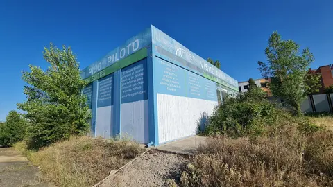 Prometió 3.650 viviendas, zonas verdes y todos los servicios en Garrafe de Torío; la crisis de 2008 hundió el proyecto y hoy solo sobreviven poco más de un centenar de viviendas individuales, pequeños bloques de pisos, un mirador y las ruinas de un proyecto que aspiraba a transformar el alfoz