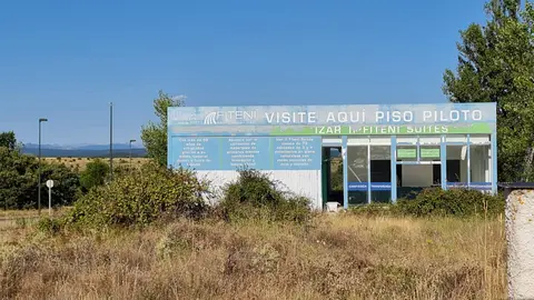 Prometió 3.650 viviendas, zonas verdes y todos los servicios en Garrafe de Torío; la crisis de 2008 hundió el proyecto y hoy solo sobreviven poco más de un centenar de viviendas individuales, pequeños bloques de pisos, un mirador y las ruinas de un proyecto que aspiraba a transformar el alfoz