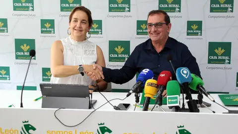 La consejera ejecutiva cultural y deportiva de la Cultural Leonesa, Natichu Alvarado, con el director de Comunicación y Relaciones Institucionales, Narciso Prieto, en la presentación de patrocinio de Caja Rural a la Cultural. Foto: Peio García.