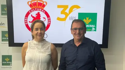 La consejera ejecutiva cultural y deportiva de la Cultural Leonesa, Natichu Alvarado, con el director de Comunicación y Relaciones Institucionales, Narciso Prieto, en la presentación de patrocinio de Caja Rural a la Cultural. Foto: Silvia García.