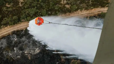Imágenes inéditas muestran la fuerza de los helicópteros ‘Chinook’ en León. Dos aeronaves neerlandesas equipadas con bolsas de agua descargan hasta 7.000 litros por vuelo en la lucha contra los incendios forestales.