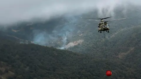El organismo europeo de Protección Civil distribuye imágenes de las actuaciones realizadas por los helicópteros 'Chinook' procedentes de Países Bajos en la provincia de León. Su enorme poder de extinción, con capacidad para portar 7.000 litros de agua, resultó en muchos casos determinante.