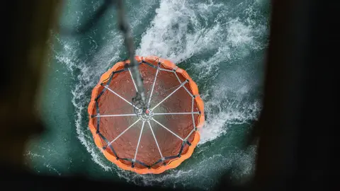 El organismo europeo de Protección Civil distribuye imágenes de las actuaciones realizadas por los helicópteros 'Chinook' procedentes de Países Bajos en la provincia de León. Su enorme poder de extinción, con capacidad para portar 7.000 litros de agua, resultó en muchos casos determinante.