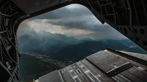 El organismo europeo de Protección Civil distribuye imágenes de las actuaciones realizadas por los helicópteros 'Chinook' procedentes de Países Bajos en la provincia de León. Su enorme poder de extinción, con capacidad para portar 7.000 litros de agua, resultó en muchos casos determinante.