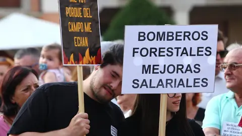 Concentración de protesta contra la gestión llevada a cabo de los incendios forestales que asolan la provincia de León organizada por la Plataforma Ciudadana Stop Incendios Noroeste Peninsular. Foto: César Hornija