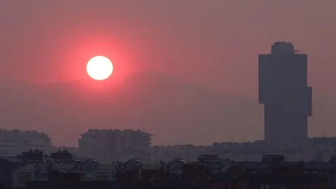 El sol enrojecido por el humo de los incendios se oculta en el atardecer del Bierzo. Foto: César Hornija