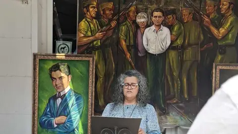 Como cada mes de agosto, desde hace ya seis años, el pintor Luis Zotes ha organizado un acto en memoria del poeta Federico García Lorca, en esta ocasión con su estudio como escenario. Fotos: Jesús Ferrero