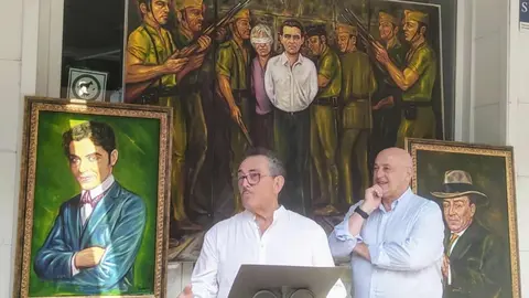 Como cada mes de agosto, desde hace ya seis años, el pintor Luis Zotes ha organizado un acto en memoria del poeta Federico García Lorca, en esta ocasión con su estudio como escenario. Fotos: Jesús Ferrero