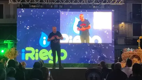 Villalón de Campos ha vivido a última hora de este jueves una jornada inolvidable. La localidad se convirtió en el epicentro nacional del regadío con la V Gala de los Premios iRiego, un evento que congregó a representantes de comunidades de regantes, agricultores, profesionales del sector y numeroso público en una cita marcada por la emoción, el debate y el reconocimiento.