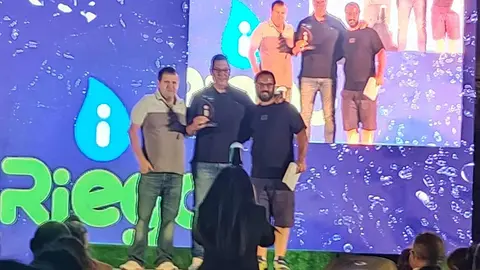 Villalón de Campos ha vivido a última hora de este jueves una jornada inolvidable. La localidad se convirtió en el epicentro nacional del regadío con la V Gala de los Premios iRiego, un evento que congregó a representantes de comunidades de regantes, agricultores, profesionales del sector y numeroso público en una cita marcada por la emoción, el debate y el reconocimiento.