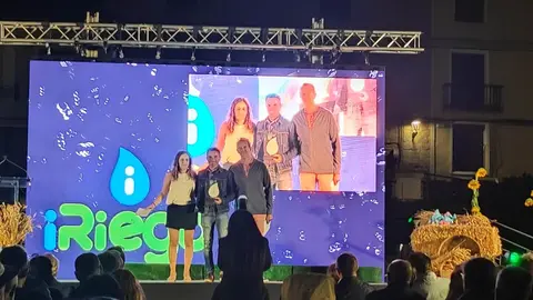 Villalón de Campos ha vivido a última hora de este jueves una jornada inolvidable. La localidad se convirtió en el epicentro nacional del regadío con la V Gala de los Premios iRiego, un evento que congregó a representantes de comunidades de regantes, agricultores, profesionales del sector y numeroso público en una cita marcada por la emoción, el debate y el reconocimiento.