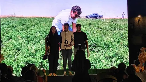 Villalón de Campos ha vivido a última hora de este jueves una jornada inolvidable. La localidad se convirtió en el epicentro nacional del regadío con la V Gala de los Premios iRiego, un evento que congregó a representantes de comunidades de regantes, agricultores, profesionales del sector y numeroso público en una cita marcada por la emoción, el debate y el reconocimiento.