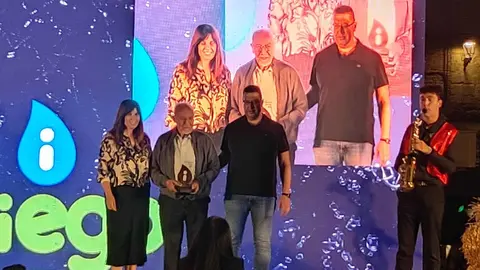 Villalón de Campos ha vivido a última hora de este jueves una jornada inolvidable. La localidad se convirtió en el epicentro nacional del regadío con la V Gala de los Premios iRiego, un evento que congregó a representantes de comunidades de regantes, agricultores, profesionales del sector y numeroso público en una cita marcada por la emoción, el debate y el reconocimiento.