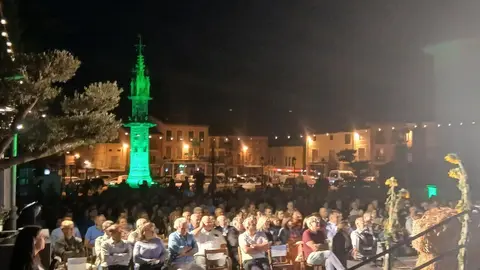 Villalón de Campos ha vivido a última hora de este jueves una jornada inolvidable. La localidad se convirtió en el epicentro nacional del regadío con la V Gala de los Premios iRiego, un evento que congregó a representantes de comunidades de regantes, agricultores, profesionales del sector y numeroso público en una cita marcada por la emoción, el debate y el reconocimiento.
