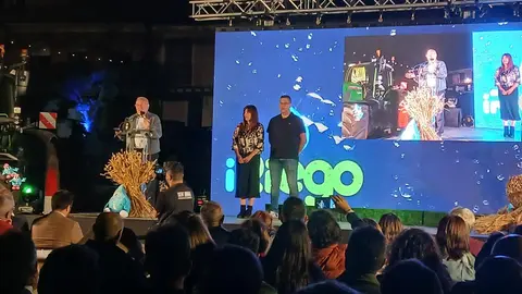 Villalón de Campos ha vivido a última hora de este jueves una jornada inolvidable. La localidad se convirtió en el epicentro nacional del regadío con la V Gala de los Premios iRiego, un evento que congregó a representantes de comunidades de regantes, agricultores, profesionales del sector y numeroso público en una cita marcada por la emoción, el debate y el reconocimiento.