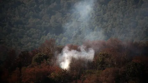 El incendio de Fasgar continúa por zonas forestales. Foto: Peio García.