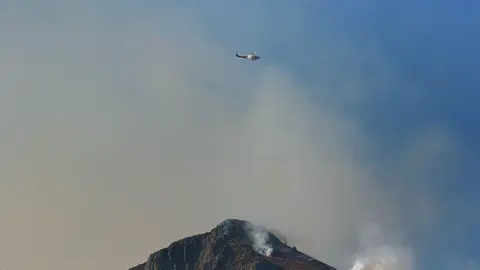 El incendio de Fasgar continúa por zonas forestales. Foto: Peio García.