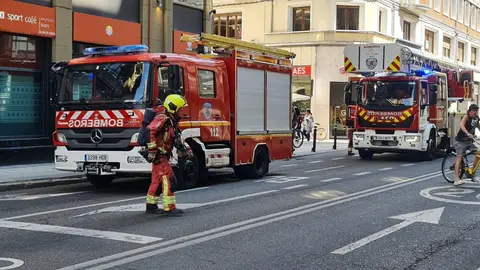 El intenso humo en una azotea en el centro de León ha obligado este viernes a movilizar a Bomberos León y Policía Local.