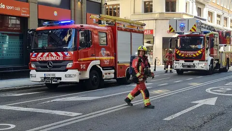 El intenso humo en una azotea en el centro de León ha obligado este viernes a movilizar a Bomberos León y Policía Local.