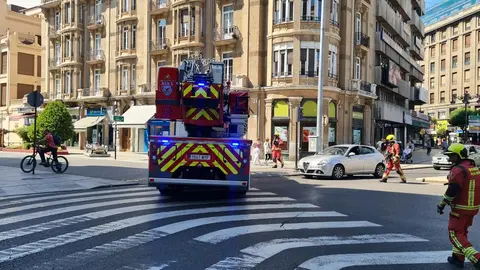 El intenso humo en una azotea en el centro de León ha obligado este viernes a movilizar a Bomberos León y Policía Local.