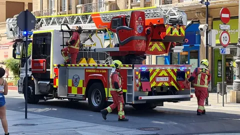 El intenso humo en una azotea en el centro de León ha obligado este viernes a movilizar a Bomberos León y Policía Local.