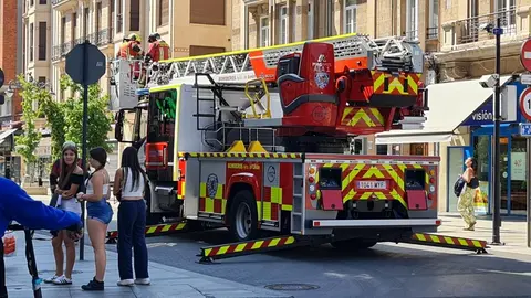 El intenso humo en una azotea en el centro de León ha obligado este viernes a movilizar a Bomberos León y Policía Local.