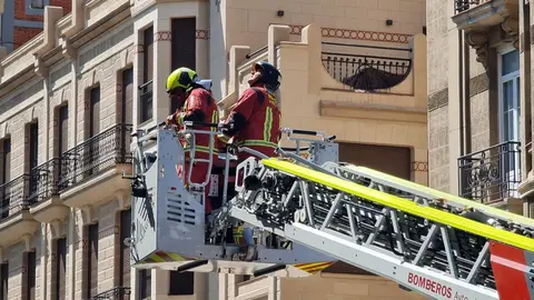 El intenso humo en una azotea en el centro de León ha obligado este viernes a movilizar a Bomberos León y Policía Local.