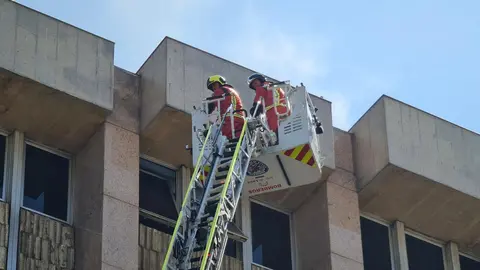 El intenso humo en una azotea en el centro de León ha obligado este viernes a movilizar a Bomberos León y Policía Local.