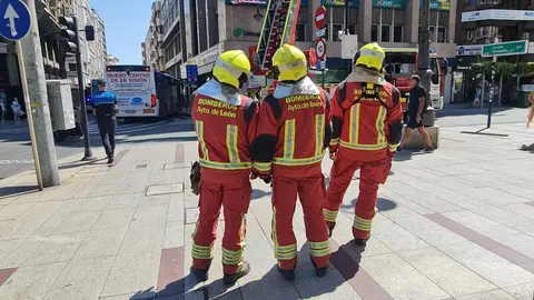 El intenso humo en una azotea en el centro de León ha obligado este viernes a movilizar a Bomberos León y Policía Local.