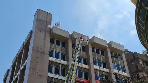 El intenso humo en una azotea en el centro de León ha obligado este viernes a movilizar a Bomberos León y Policía Local.