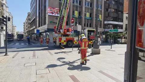 El intenso humo en una azotea en el centro de León ha obligado este viernes a movilizar a Bomberos León y Policía Local.