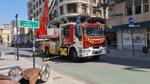 El intenso humo en una azotea en el centro de León ha obligado este viernes a movilizar a Bomberos León y Policía Local.