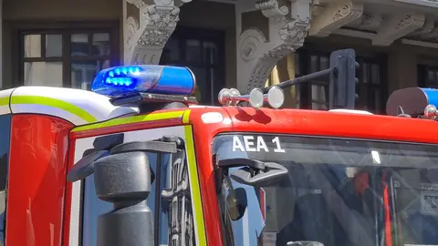 El intenso humo en una azotea en el centro de León ha obligado este viernes a movilizar a Bomberos León y Policía Local.
