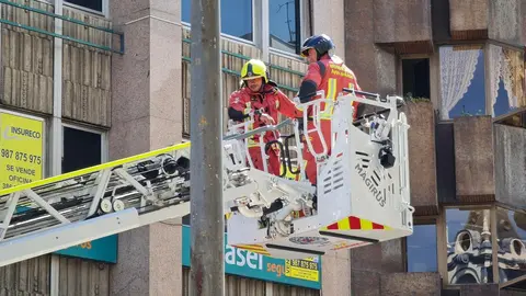 El intenso humo en una azotea en el centro de León ha obligado este viernes a movilizar a Bomberos León y Policía Local.