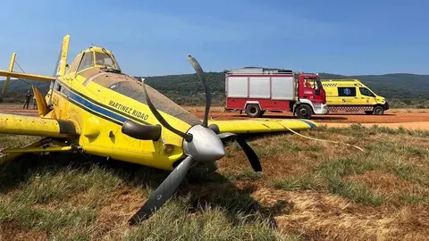 Una avioneta hace un aterrizaje de emergencia en la base de Rosinos de la Requejada (Zamora) tras sufrir daños en un estabilizador