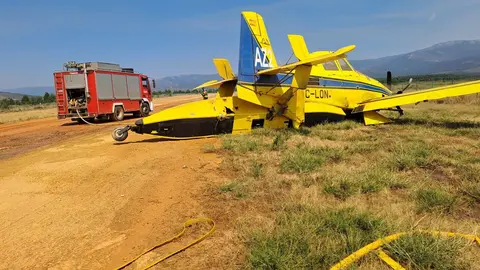 Una avioneta hace un aterrizaje de emergencia en la base de Rosinos de la Requejada (Zamora) tras sufrir daños en un estabilizador