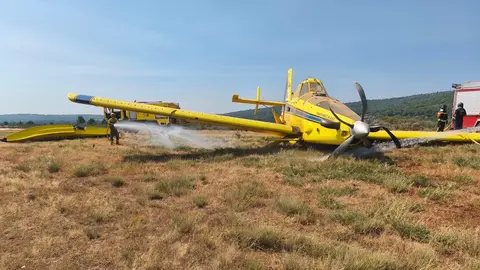 Una avioneta hace un aterrizaje de emergencia en la base de Rosinos de la Requejada (Zamora) tras sufrir daños en un estabilizador