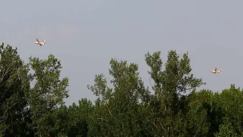 Varios hidroaviones durante el trayecto de recarga de agua para atajar los incendios activos en el Bierzo