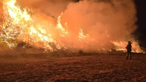 Imágenes de la Unidad Militar de Emergencias (UME) en el incendio de Barniedo.