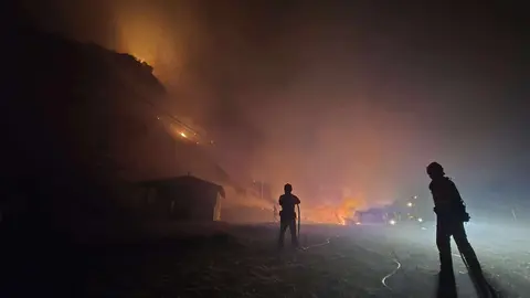 Imágenes de la Unidad Militar de Emergencias (UME) en el incendio de Barniedo.